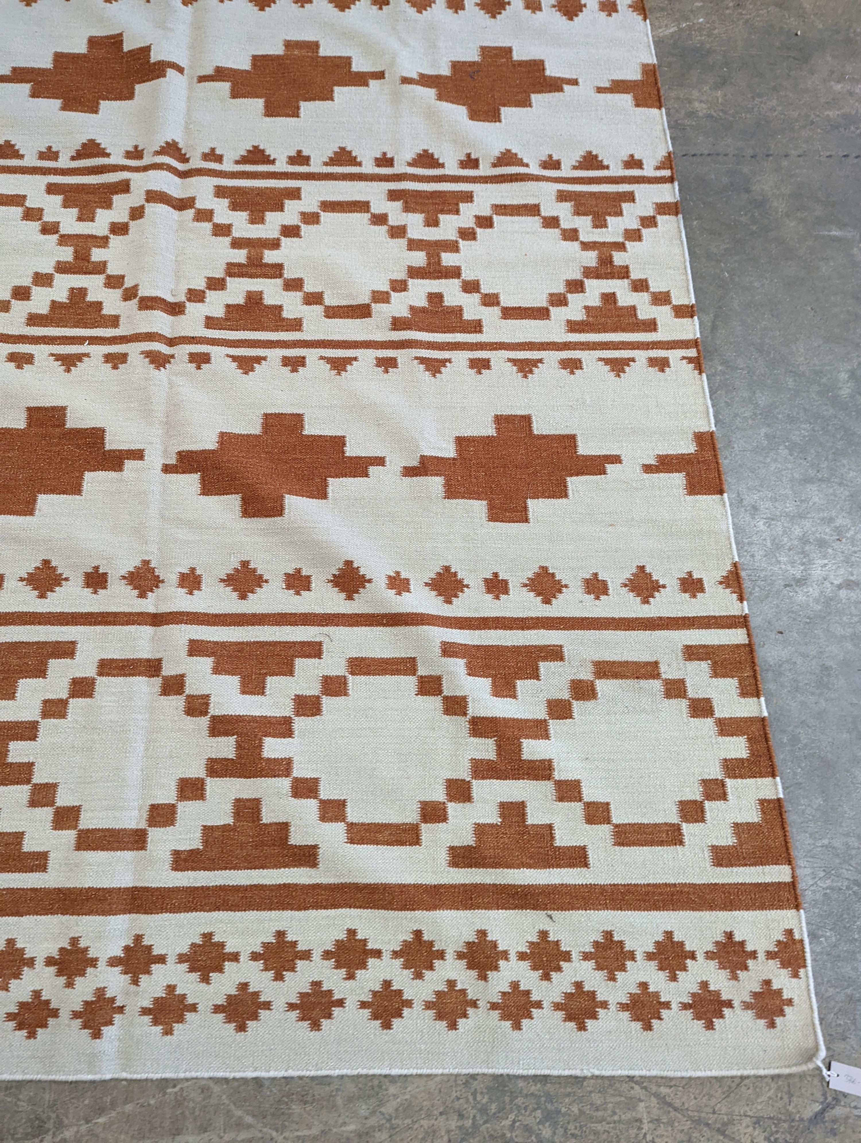 An Indian Jaipur dhurrie, 300 x 200cm